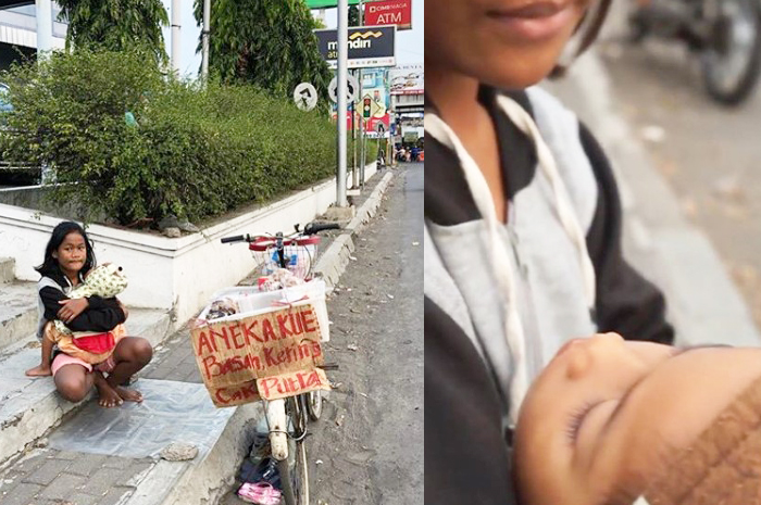 Anak perempuan berjualan kue sambil menggendong adiknya