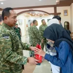 Pemberian santunan dilakukan di Bandara Internasional Minangkabau. (Foto: Dok. Puspen TNI)