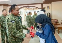 Pemberian santunan dilakukan di Bandara Internasional Minangkabau. (Foto: Dok. Puspen TNI)