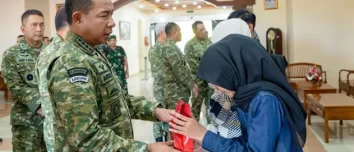 Pemberian santunan dilakukan di Bandara Internasional Minangkabau. (Foto: Dok. Puspen TNI)
