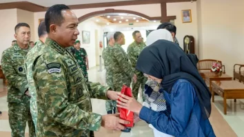 Pemberian santunan dilakukan di Bandara Internasional Minangkabau. (Foto: Dok. Puspen TNI)