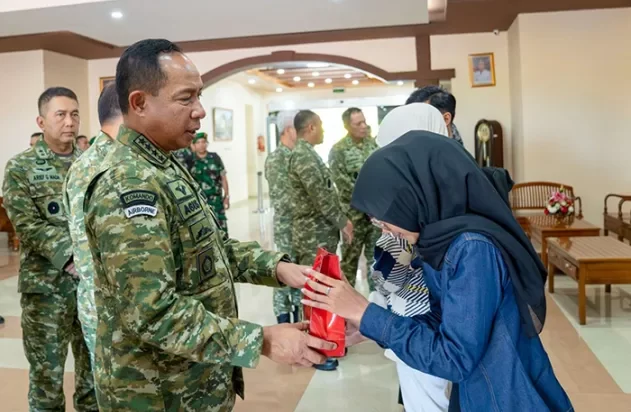 Pemberian santunan dilakukan di Bandara Internasional Minangkabau. (Foto: Dok. Puspen TNI)