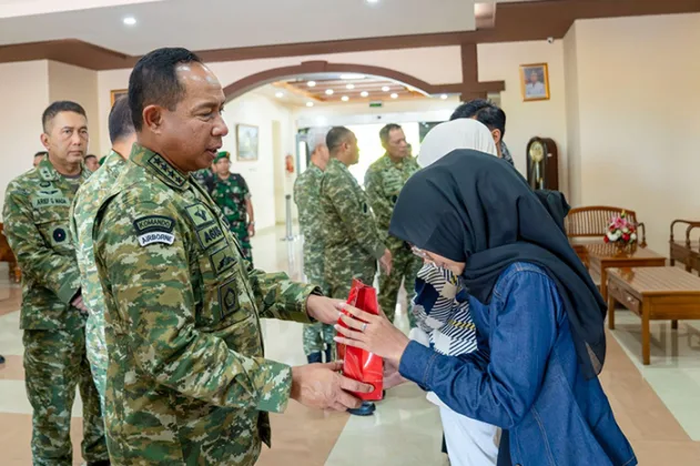 Pemberian santunan dilakukan di Bandara Internasional Minangkabau. (Foto: Dok. Puspen TNI)
