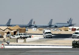 Pangkalan udara militer Amerika Serikat di Al Udeid, selatan Doha, Qatar, saat difoto pada 23 Oktober 2002. Al Udeid menjadi target serangan Iran pada Senin (23/6/2025) untuk membalas gempuran udara AS terhadap tiga situs nuklir utama.(AFP/RABIH MOGHRABI)
