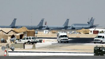 Pangkalan udara militer Amerika Serikat di Al Udeid, selatan Doha, Qatar, saat difoto pada 23 Oktober 2002. Al Udeid menjadi target serangan Iran pada Senin (23/6/2025) untuk membalas gempuran udara AS terhadap tiga situs nuklir utama.(AFP/RABIH MOGHRABI)
