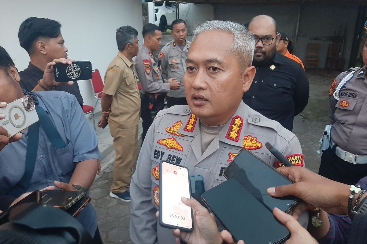 Kapolresta Sleman, Kombes Pol Edy Setyanto Erning Wibowo, saat menemui wartawan di Kantor Kalurahan Glagaharjo, Kapanewon Cangkringan, Kabupaten Sleman. Senin (11/08/2025).(KOMPAS.COM/YUSTINUS WIJAYA KUSUMA)