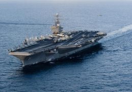 Armada kapal induk USS Abraham Lincoln tiba di Timur Tengah menyusul rencana AS menyerang Iran. (Foto: AFP/HO)