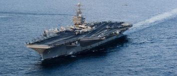 Armada kapal induk USS Abraham Lincoln tiba di Timur Tengah menyusul rencana AS menyerang Iran. (Foto: AFP/HO)