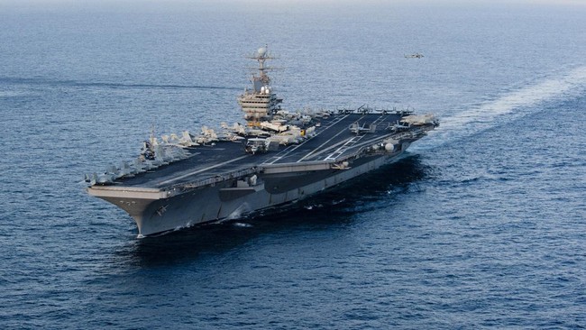Armada kapal induk USS Abraham Lincoln tiba di Timur Tengah menyusul rencana AS menyerang Iran. (Foto: AFP/HO)