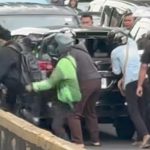 Mobil lawan arah di Jakpus tabrak sejumlah kendaraan. (dok. video viral)