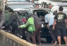 Mobil lawan arah di Jakpus tabrak sejumlah kendaraan. (dok. video viral)