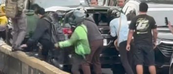 Mobil lawan arah di Jakpus tabrak sejumlah kendaraan. (dok. video viral)
