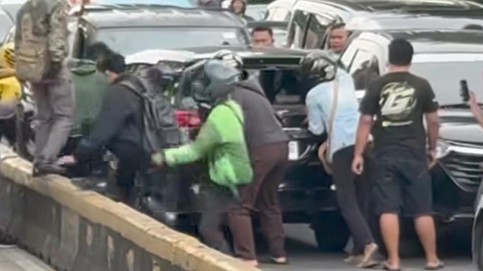 Mobil lawan arah di Jakpus tabrak sejumlah kendaraan. (dok. video viral)